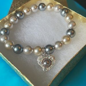 PEARL BEADED BRACELET WITH A HEART CHARM